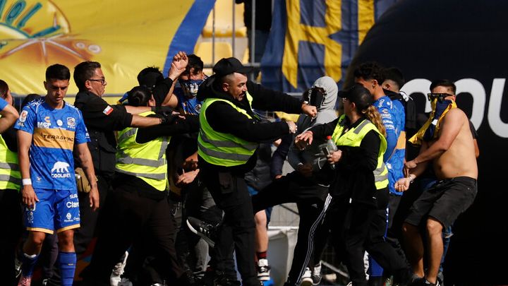 Papelón en Viña: hinchas ingresan a la cancha a violentar a los jugadores