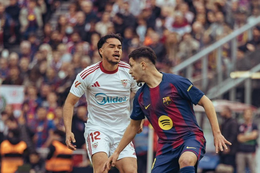 Barcelona aplasta al Sevilla y deja a los chilenos mirando el descenso