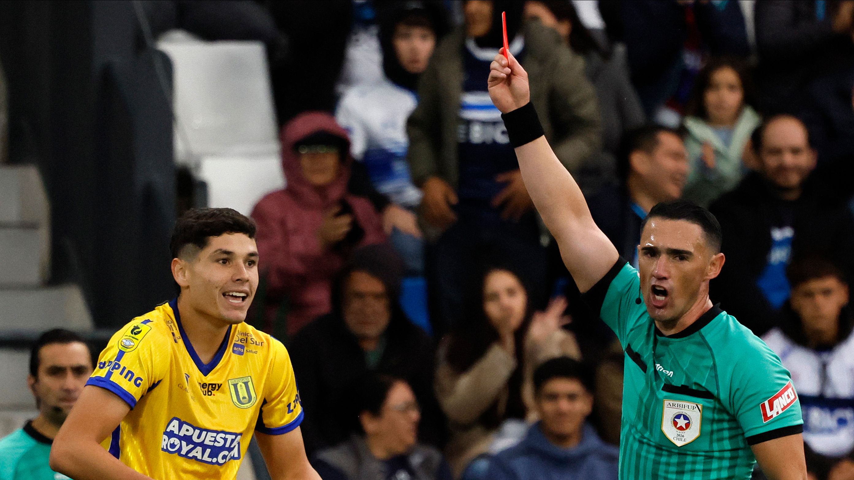 En 5 de 8 partidos un rival de Católica fue expulsado