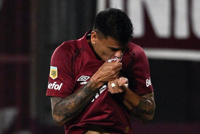 Mientras la U descansa, Lanús juega y gana