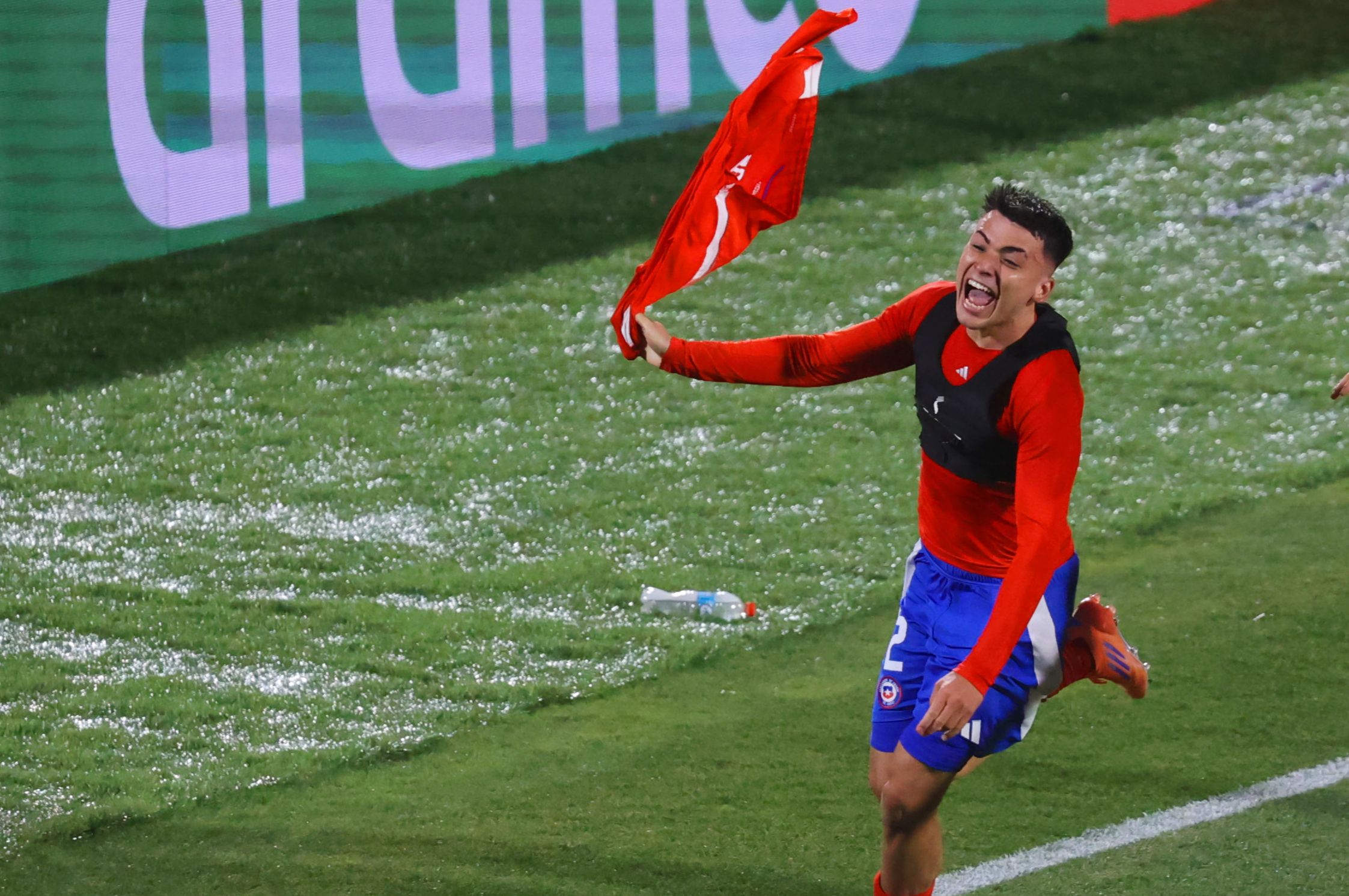 Chile gana a pesar de Córdova 