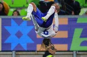 Sufriendo Francia se metió en semifinales