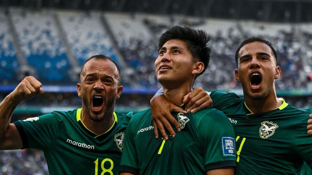 Bolivia sufre para vencer a Surinam y queda a un paso del Mundial