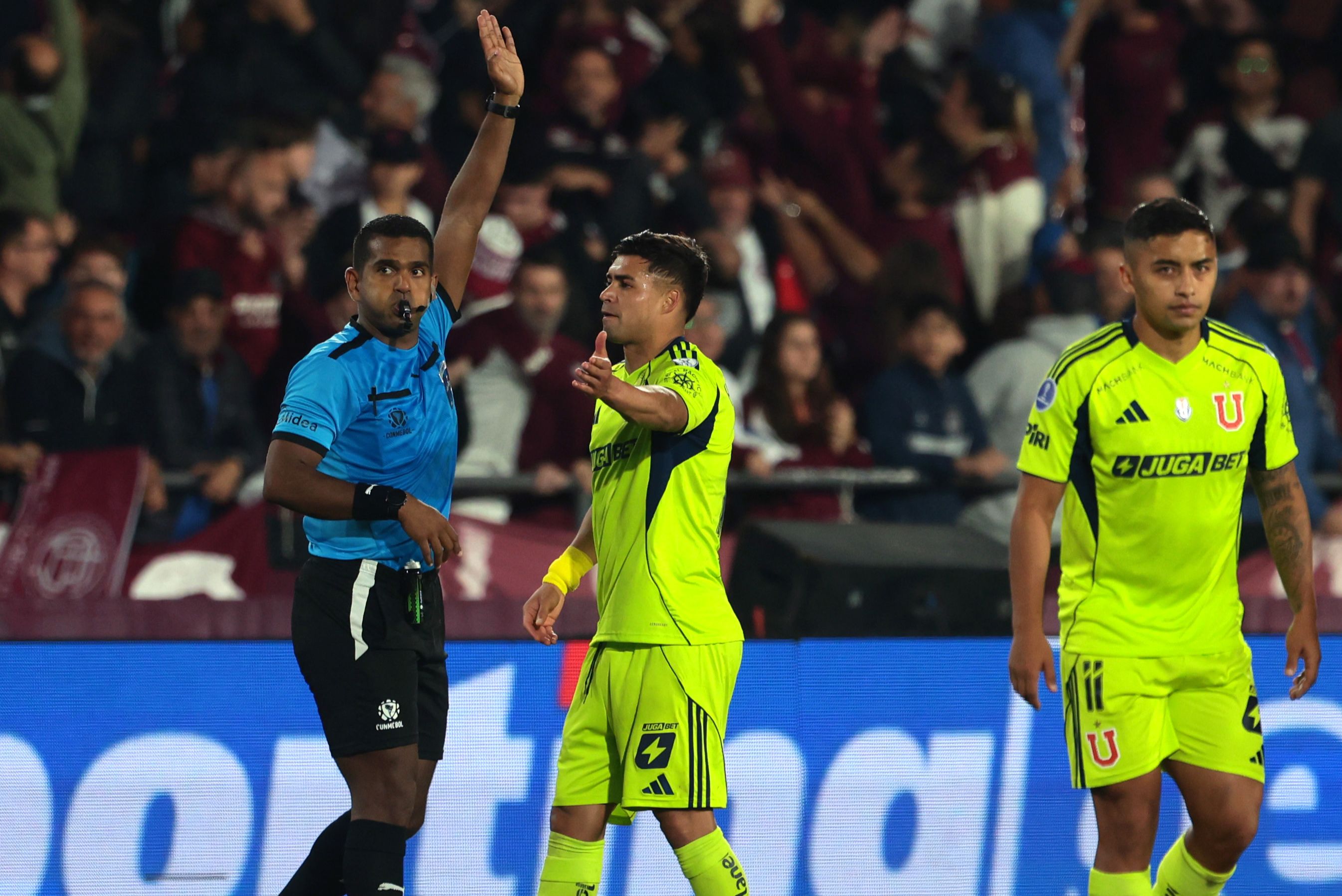 A mano armada: Lanús eliminó a la U en polémico partido 