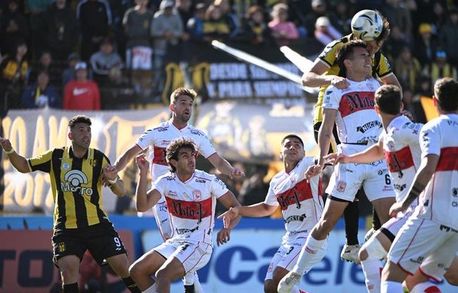 Partido por el ascenso argentino terminó en batalla campal 