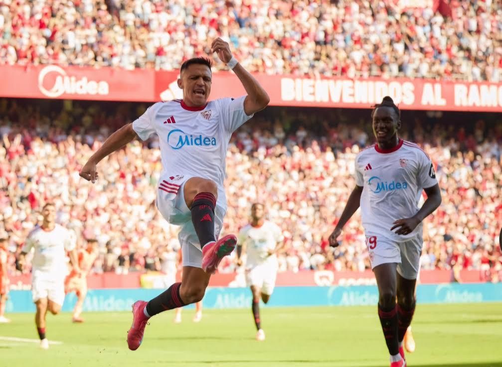 Sánchez y Suazo brillan contra Barcelona