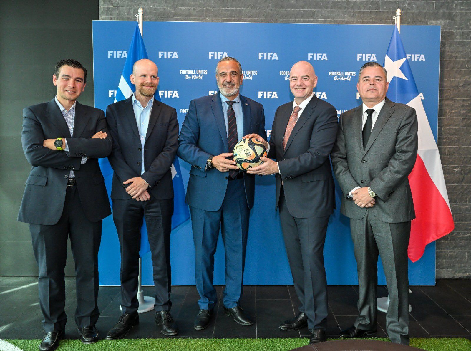 Milad blinda a Infantino y Domínguez