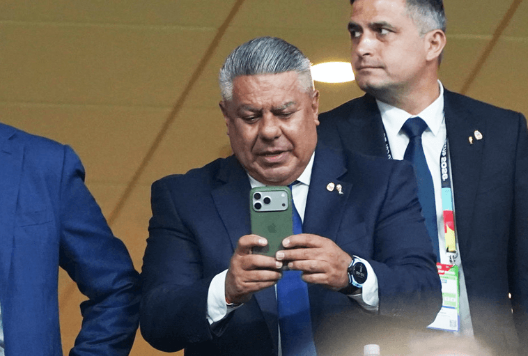 FBI demora avión de delegación argentina e incauta teléfonos del Chiqui Tapia