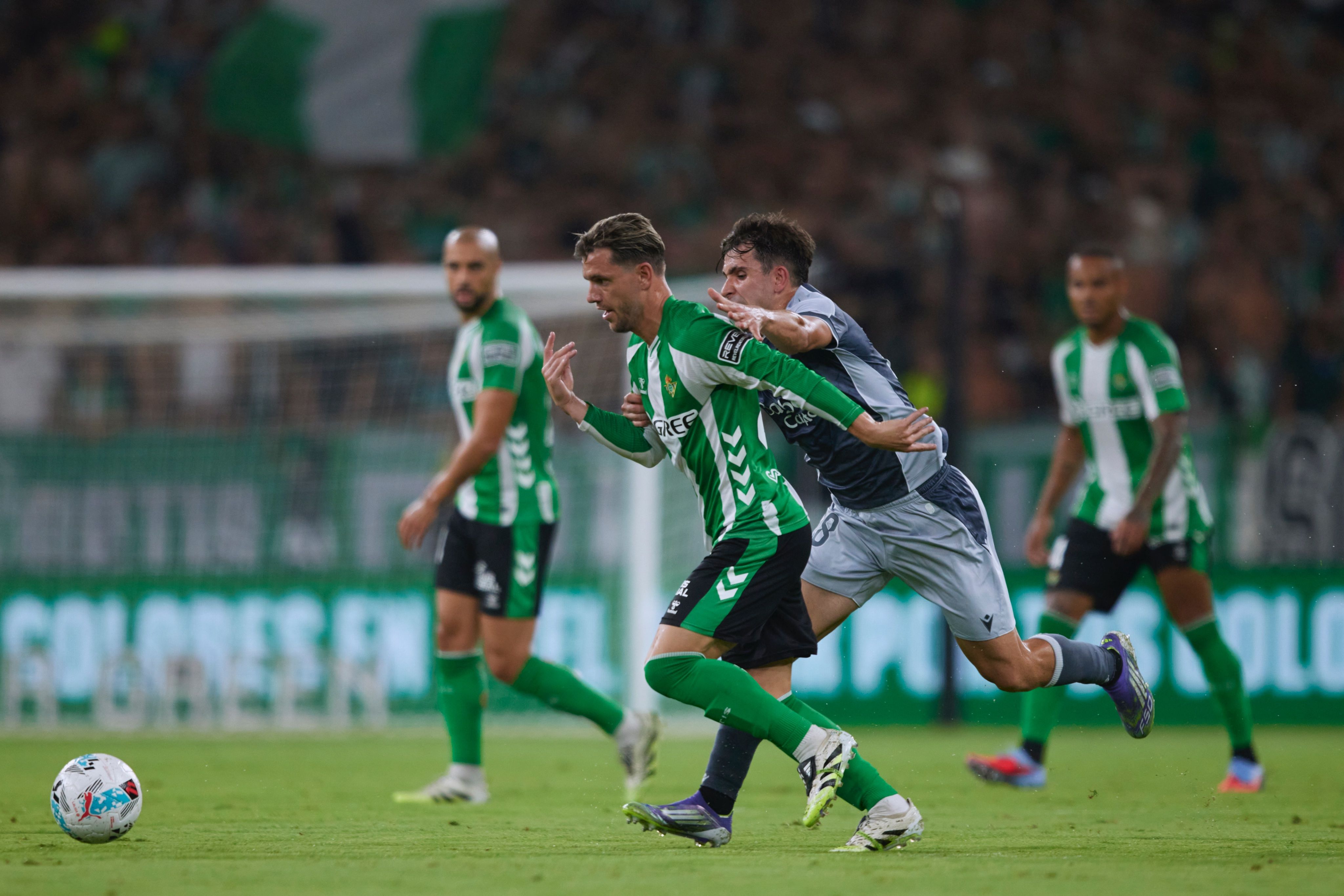 El Betis tumba a la Real Sociedad en medio de las negociaciones con Pellegrini
