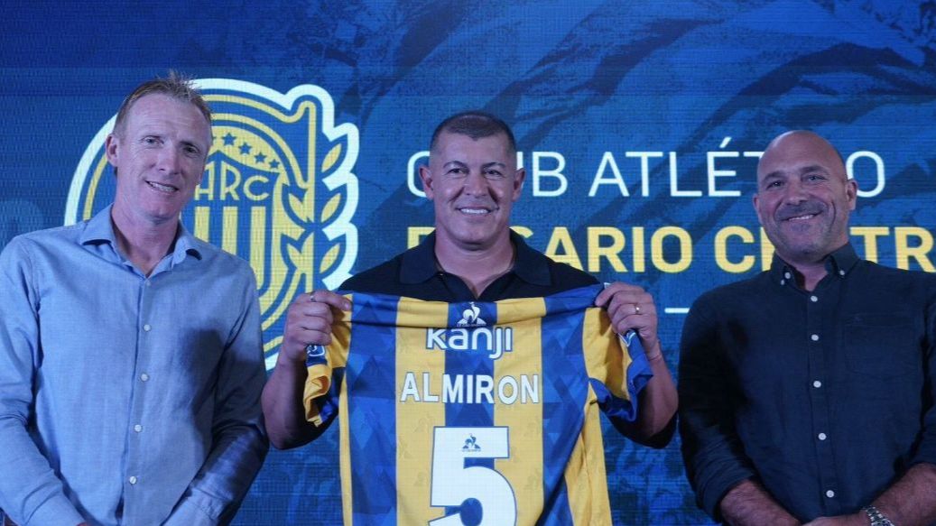 Presidente de Rosario Central: "Hasta mi mamá me pide que eche a Almirón, pero seguirá"
