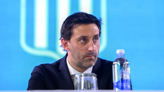 Diego Milito explota tras la eliminación de Racing: “Nos robaron. El fútbol argentino está roto”