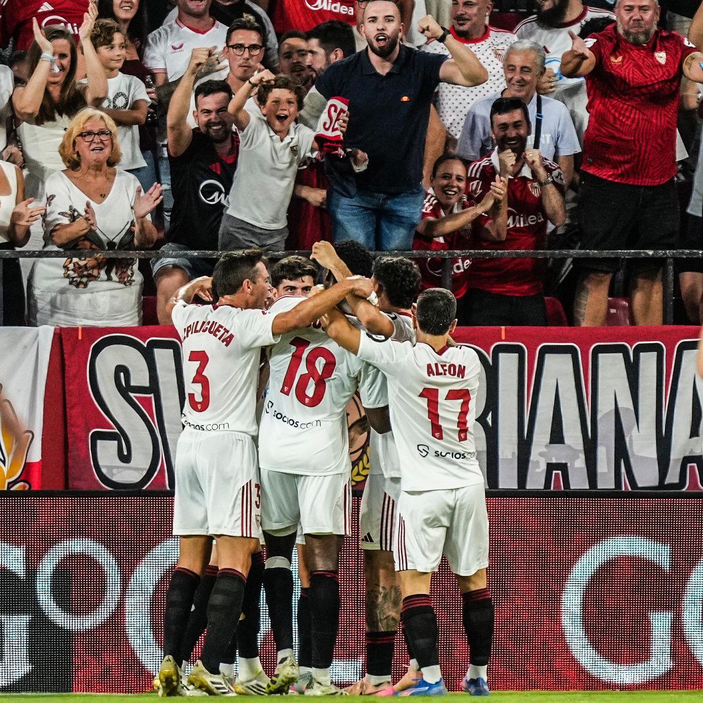 Alexis ganó aplausos con su debut en el Sevilla