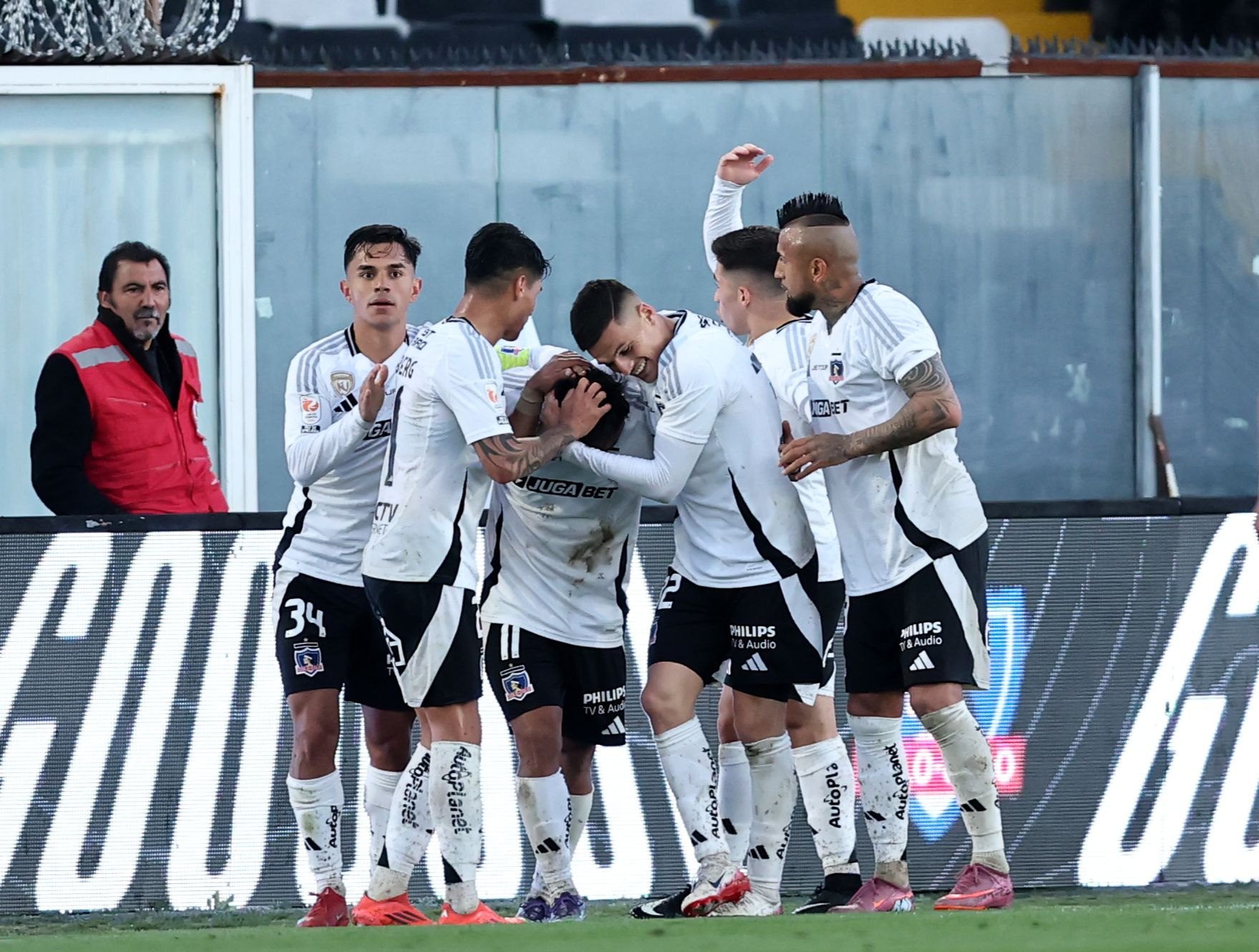 Colo Colo mejora y le da una bofetada a un débil Deportes Iquique
