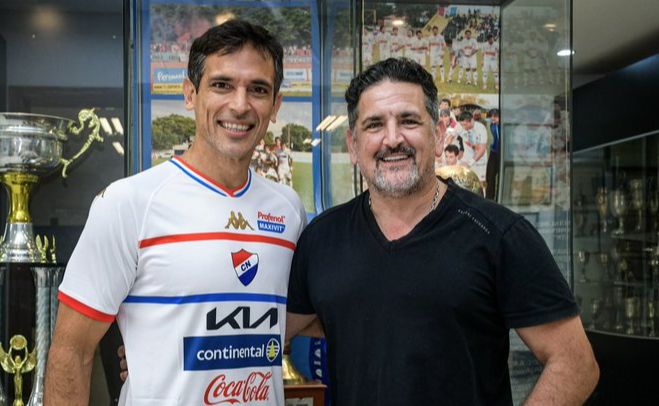 Con 44 años Roque Santa Cruz jugará Copa Sudamericana