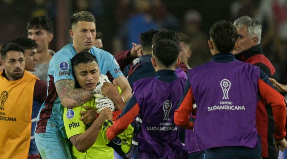 La “U” juega al filo con otra sanción