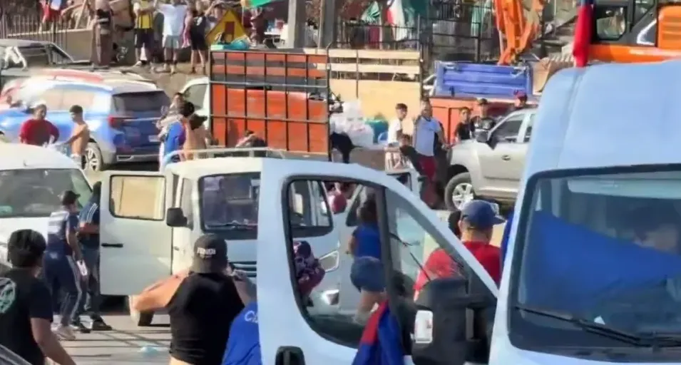 Hinchas de Colo Colo y la U protagonizan incidentes durante ayuda en Lirquén