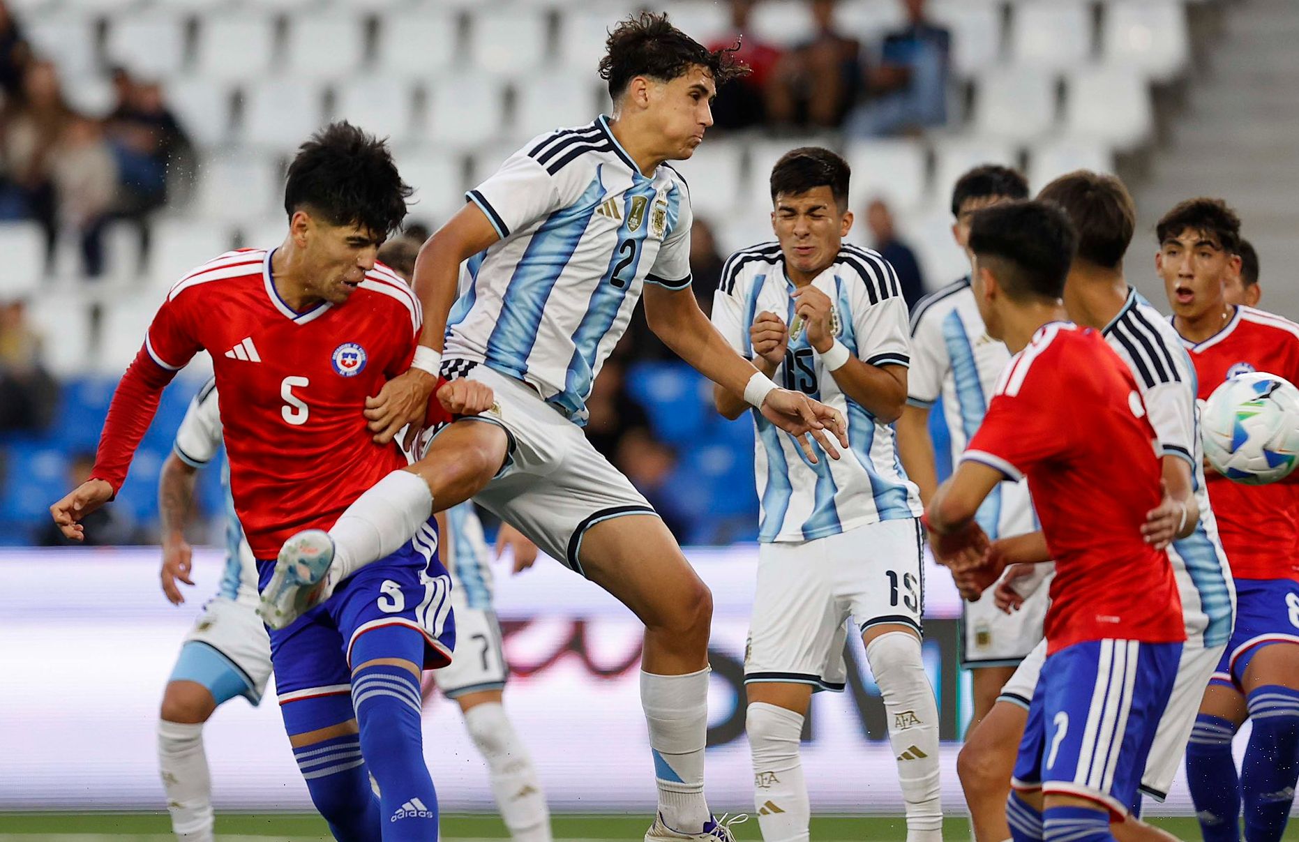  Chile le “regala” la Copa UC a Argentina con dos errores