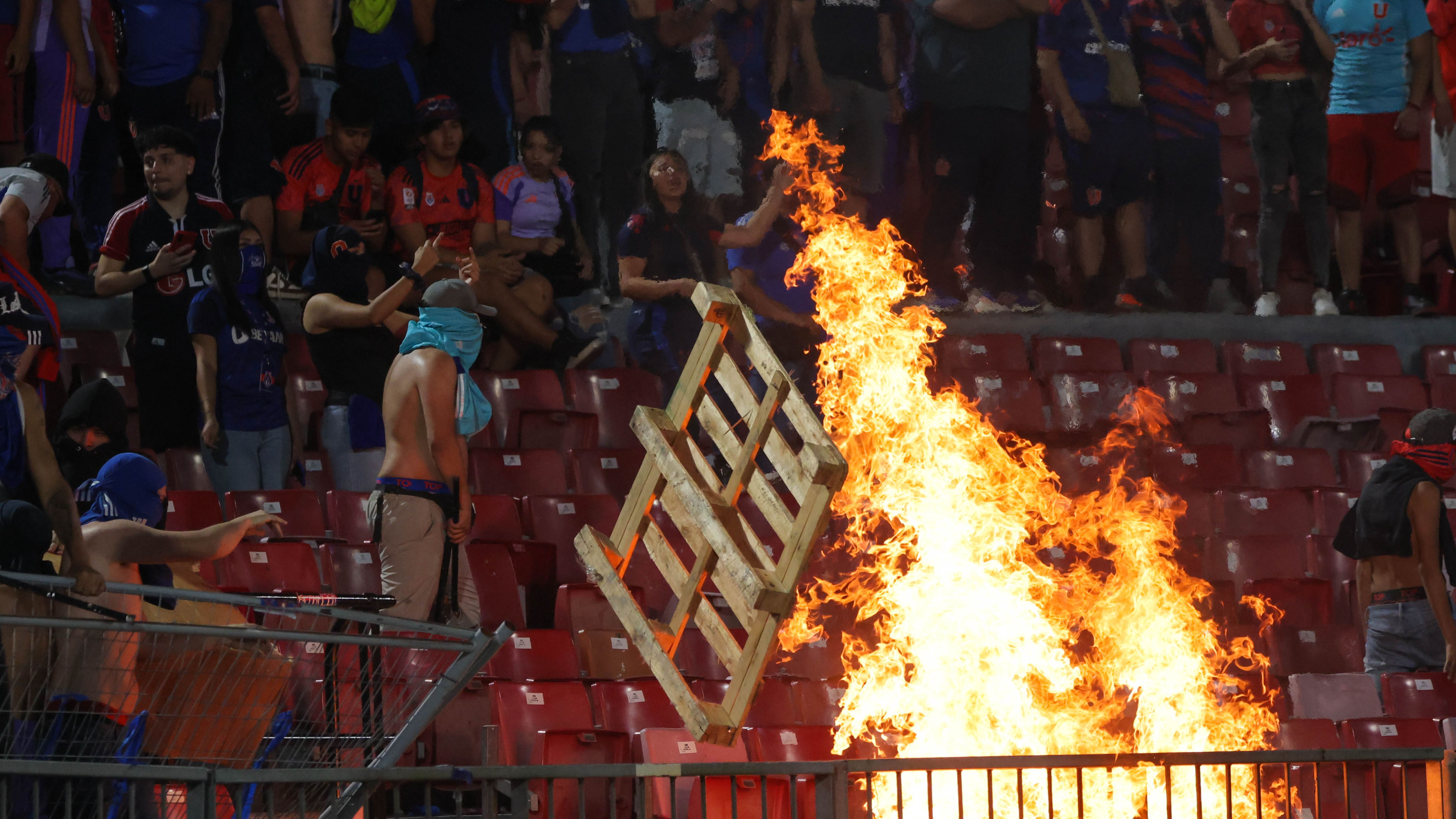 Informe arbitral lapidario tras el U–Audax: incendios, proyectiles y una interrupción que expone el caos en el Nacional