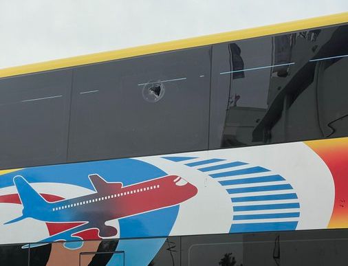 Barristas apedrean bus de Lanus