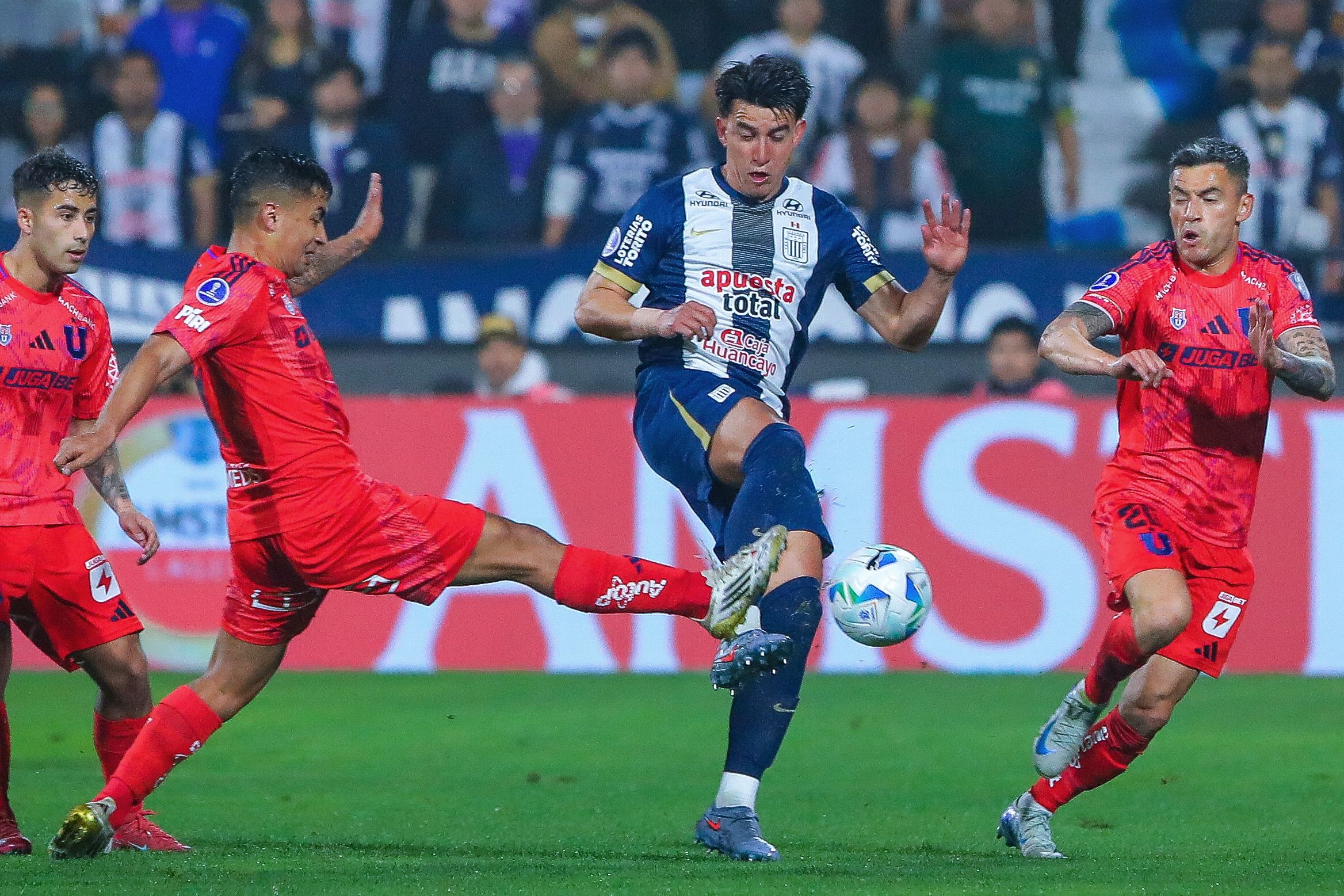Alianza Lima denuncia ante CONMEBOL ingreso de barristas de la U y exige medidas