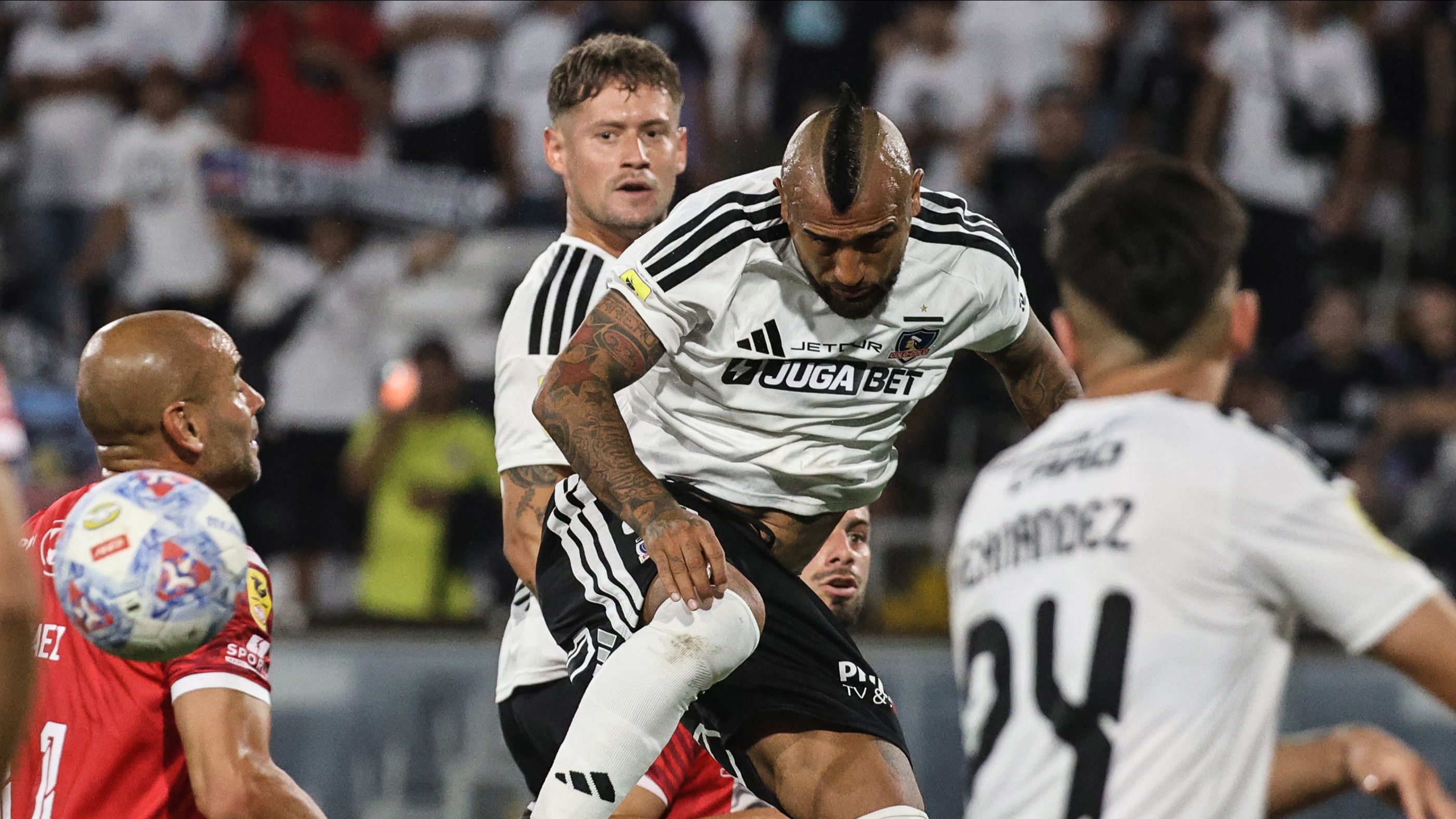 Colo Colo vuelve a ganar en la agonía y Ortiz respira