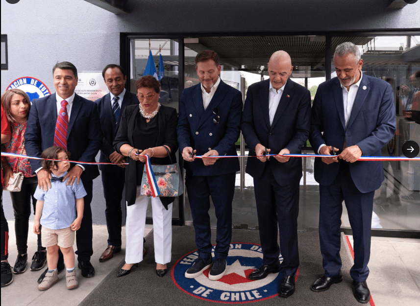 Presidente de la FIFA inaugura complejo José Sulantay