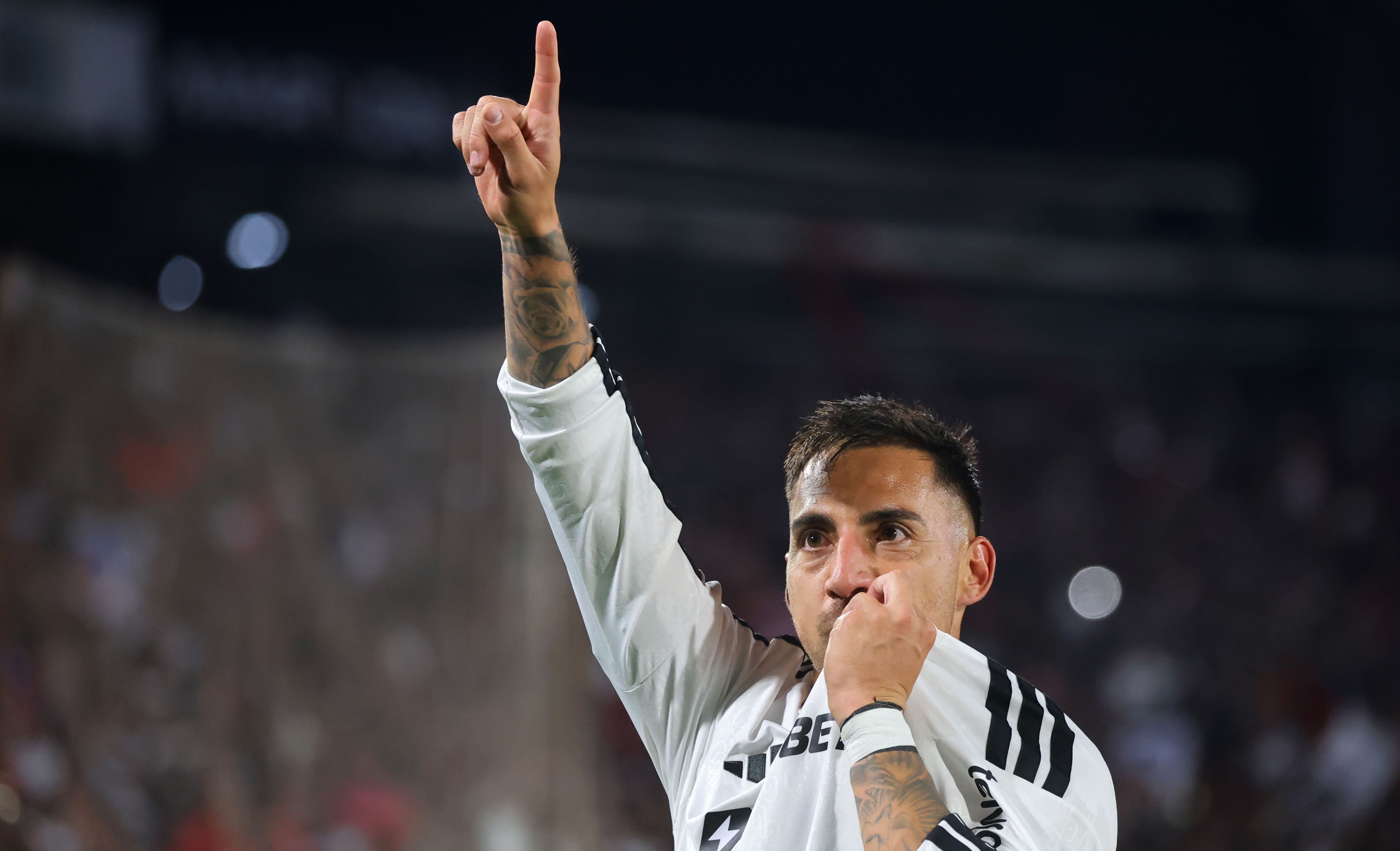 Javier Correa se destapa para dejar a Colo Colo en la cima