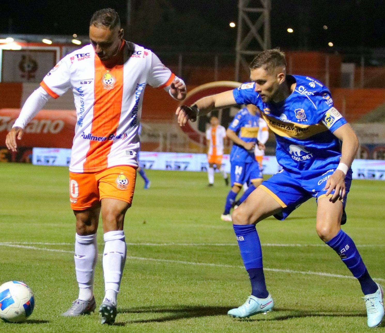 Everton gana puntos de oro en el cielo de El Salvador