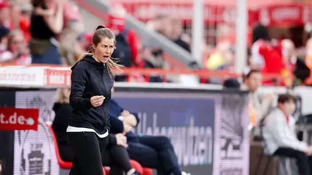 Histórico: Marie-Louise Eta rompe la última barrera y se convierte en la primera mujer en dirigir en la élite masculina