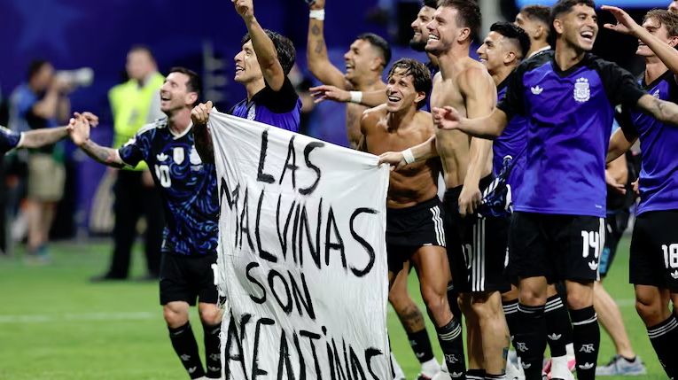 Jugadores argentinos celebraron con bandera que reivindica Las Malvinas