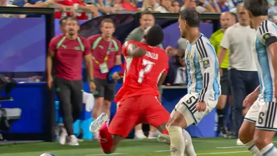 La IFAB admite error arbitral que benefició a Argentina: Embolo nunca debió ser expulsado