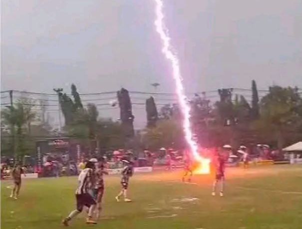 Rayo mata a jugador en pleno partido