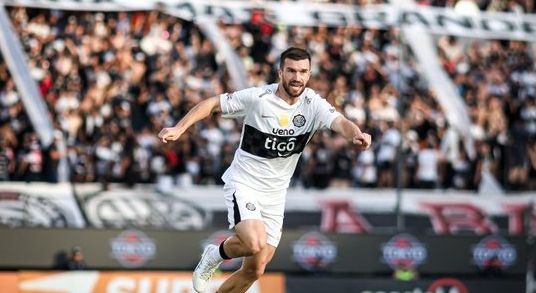 Camiseta de Tim Payne es éxito en una subasta en Paraguay