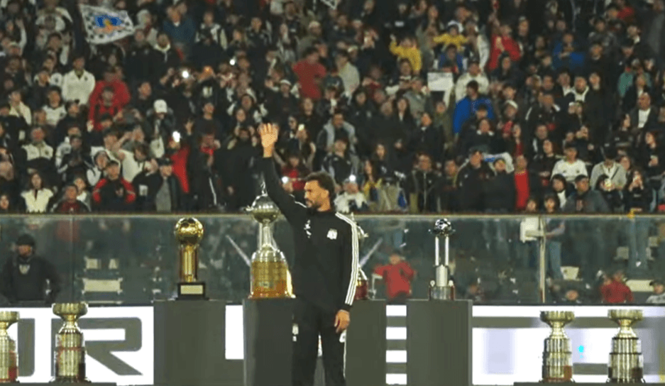 Vozinha fue presentado bajo una multitud en el Monumental
