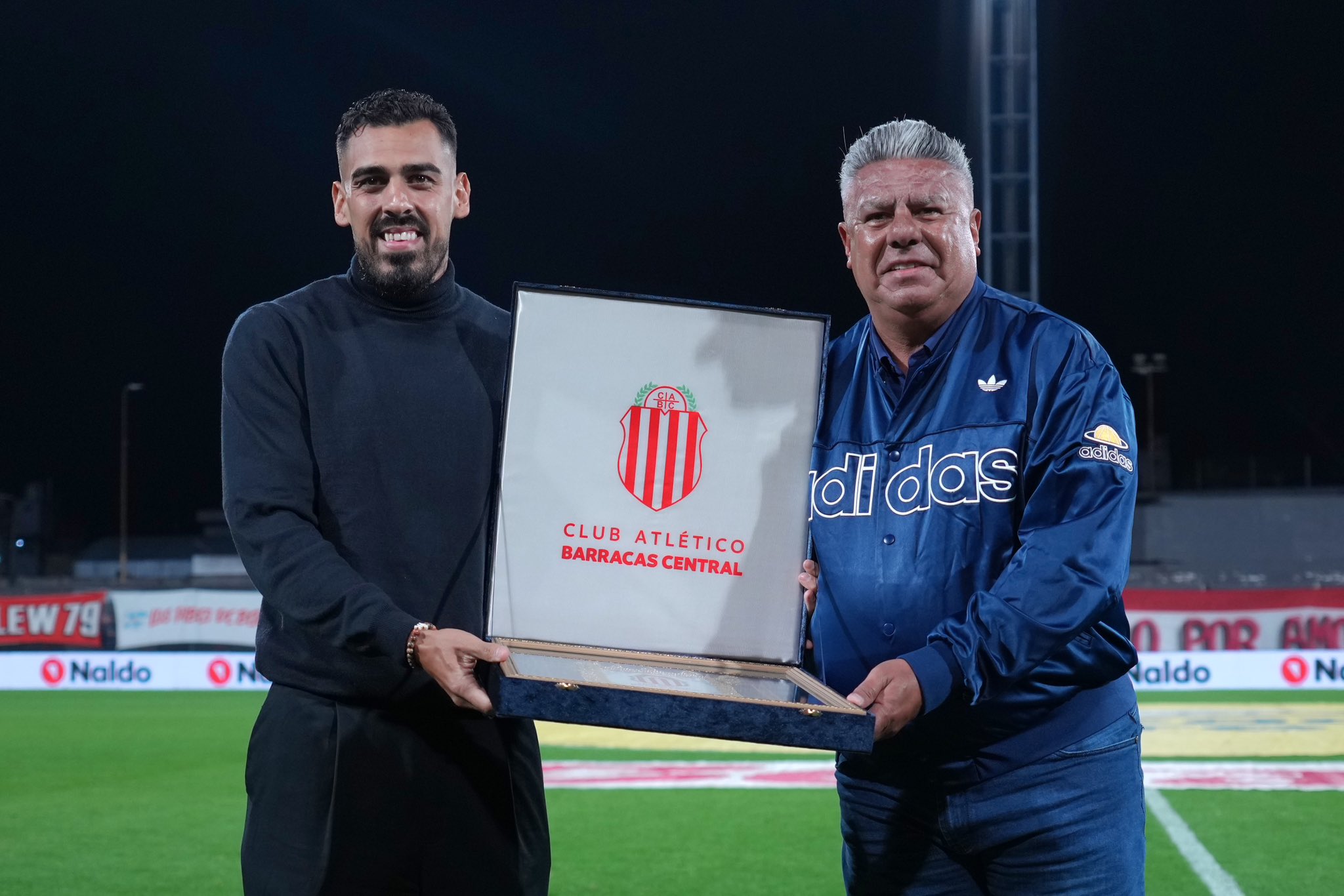 Chiqui Tapia homenajeó a Chiqui Tapia por nueva iluminación del estadio Chiqui Tapia pero se cortó la luz