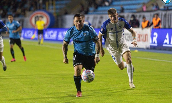 Santa Cruz “recibe una mano” gana a Iquique y sale del fondo