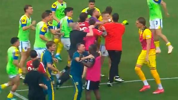 Escándalo en Argentina: Central fue campeón entre polémicas, golpes y la furia de Verón
