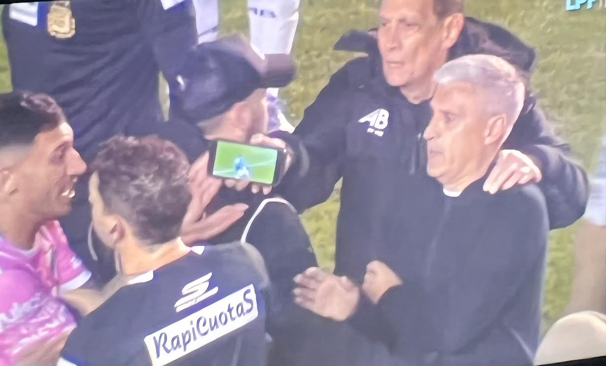 Argentina: árbitro cambió un cobró después de ver la jugada en un teléfono